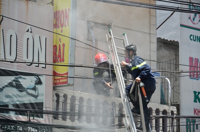 Lực lượng cứu hỏa nhanh chóng triển khai dập tắt đám cháy